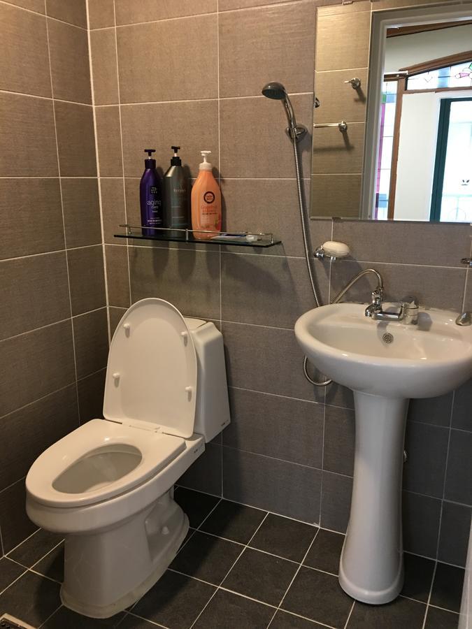 Take 1 Guesthouse Hongdae Сеул Екстериор снимка