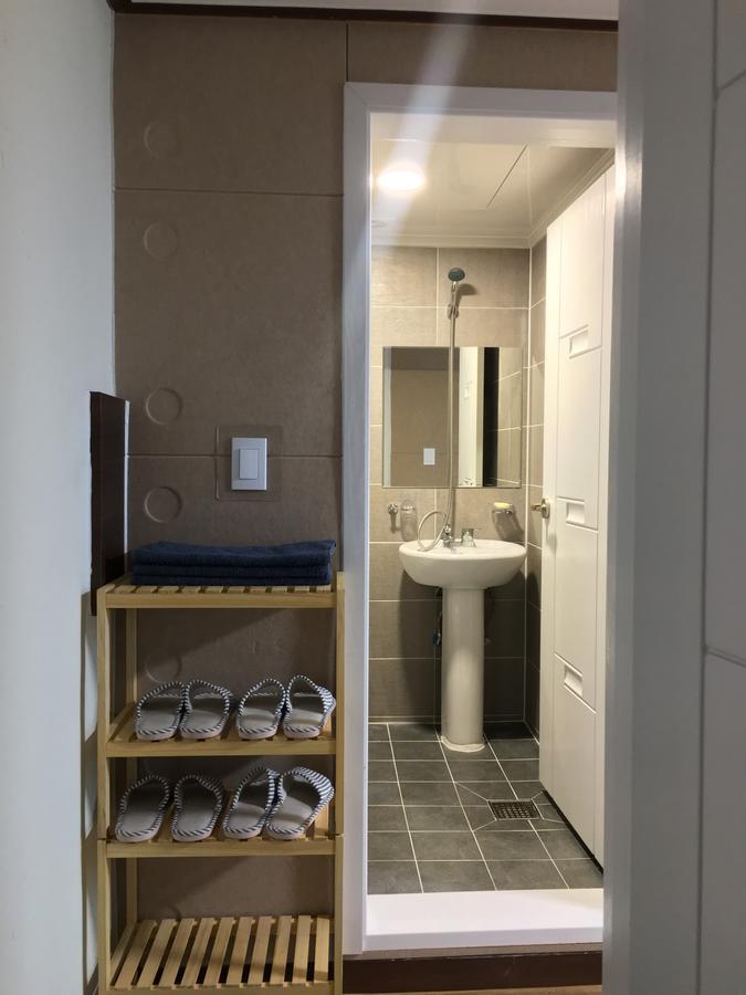 Take 1 Guesthouse Hongdae Сеул Екстериор снимка