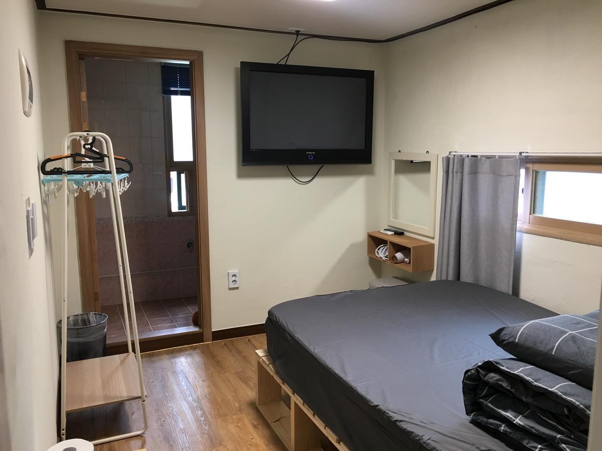 Take 1 Guesthouse Hongdae Сеул Екстериор снимка