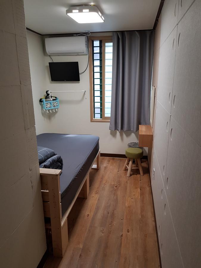 Take 1 Guesthouse Hongdae Сеул Екстериор снимка