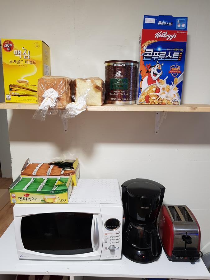 Take 1 Guesthouse Hongdae Сеул Екстериор снимка
