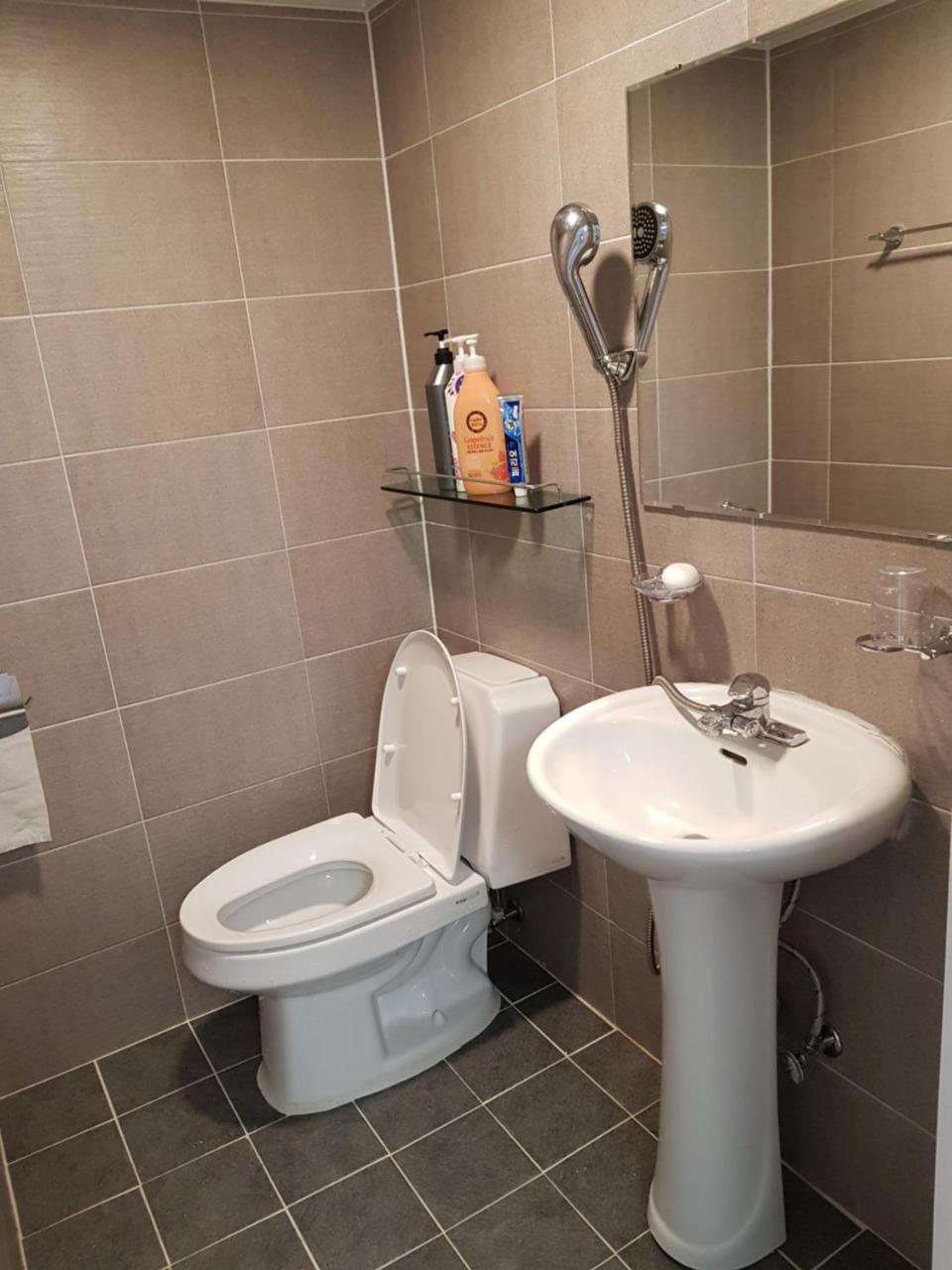 Take 1 Guesthouse Hongdae Сеул Екстериор снимка