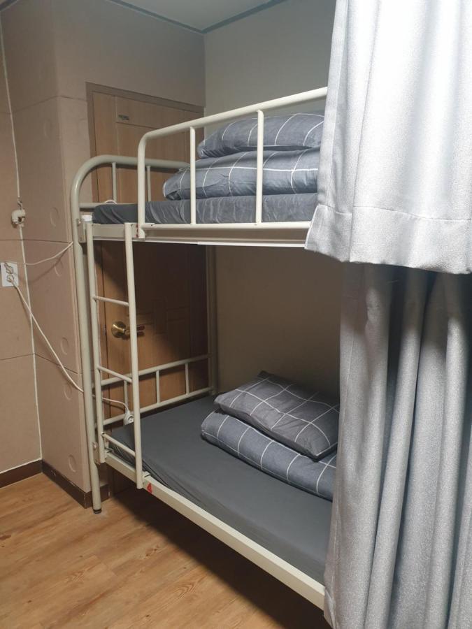 Take 1 Guesthouse Hongdae Сеул Екстериор снимка